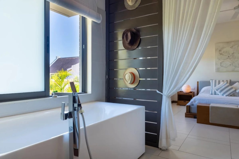 Contemporary Waterfront Apartment with Direct Sea Access — image 7