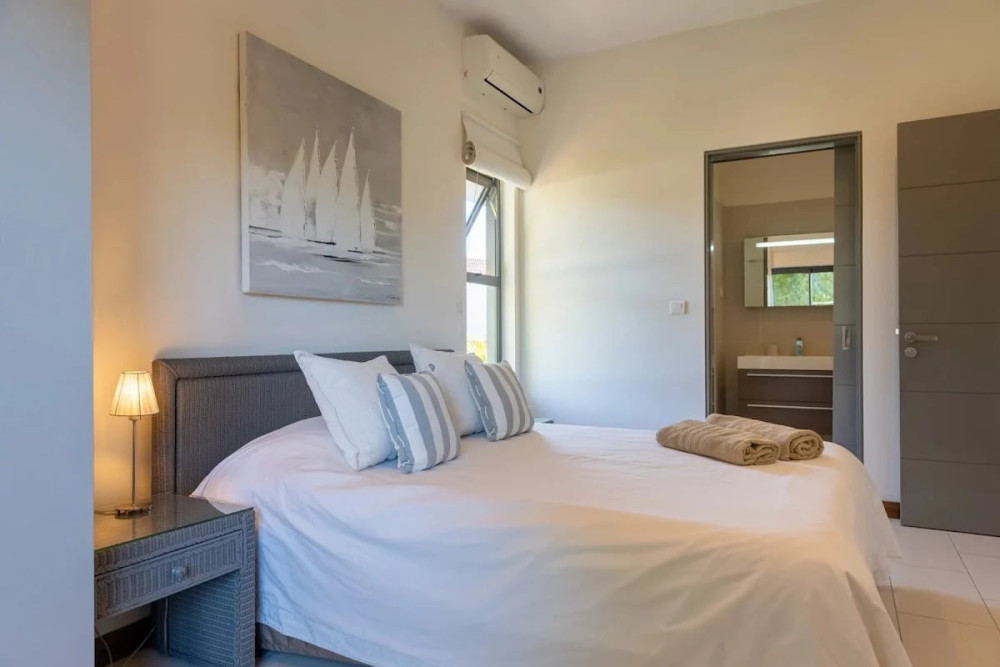 Contemporary Waterfront Apartment with Direct Sea Access — image 4