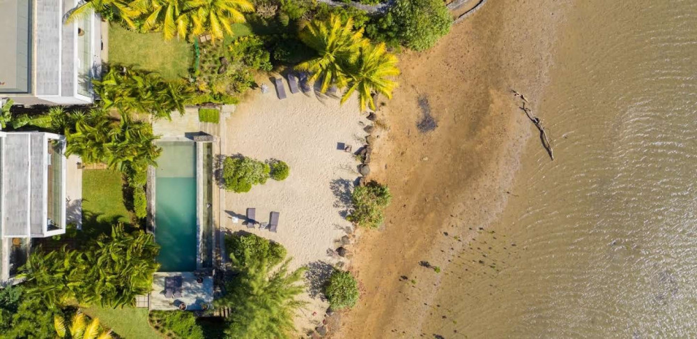 Contemporary Waterfront Apartment with Direct Sea Access — image 10