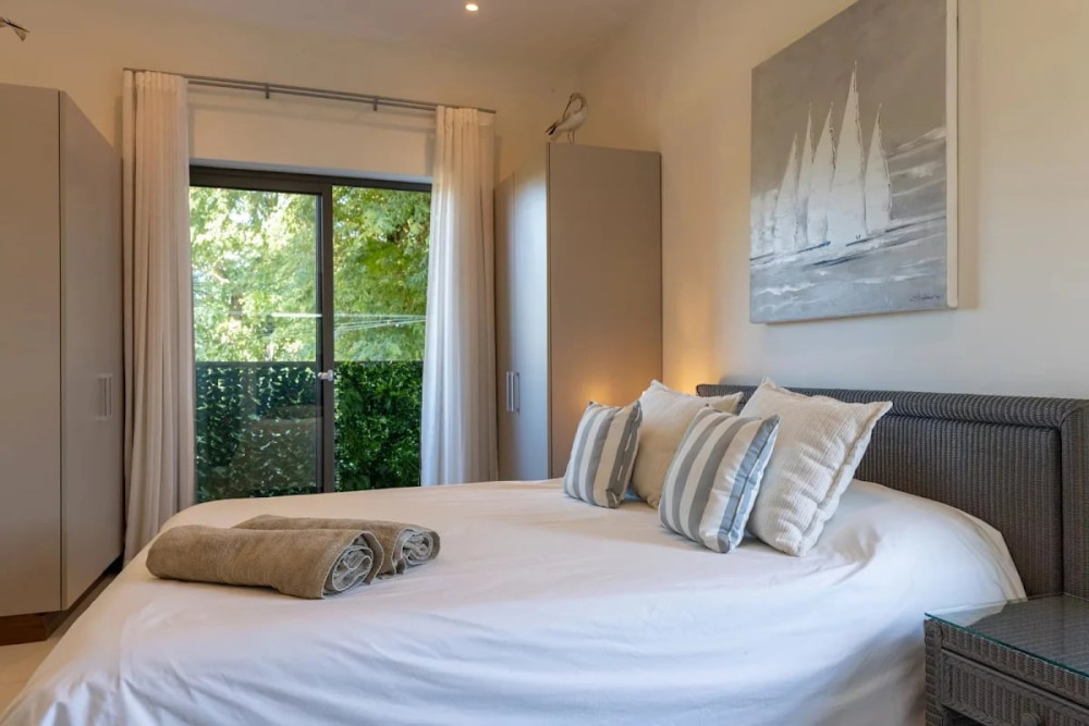 Contemporary Waterfront Apartment with Direct Sea Access — image 5