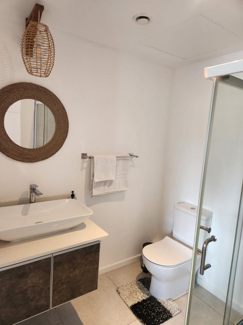 Cosy 2 Bedroom Apartment - For Rent - Black River — image 2