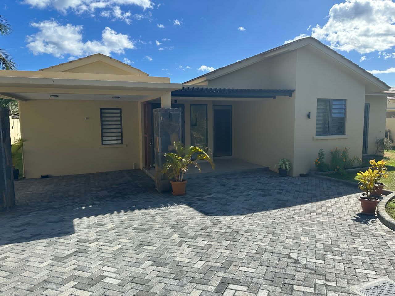 Contemporary New 4-Bedroom Residence in Tamarin — image 1
