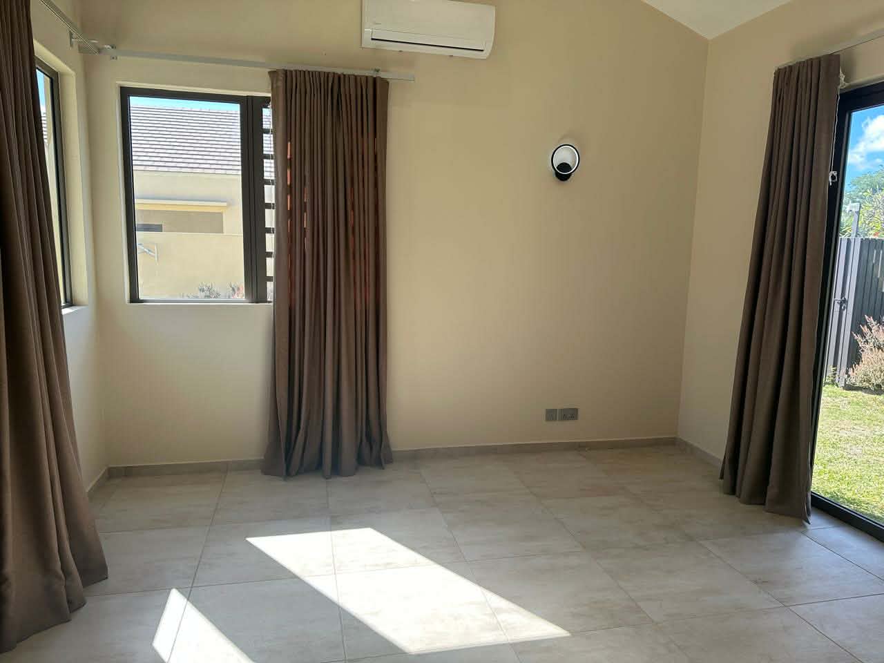 Contemporary New 4-Bedroom Residence in Tamarin — image 12