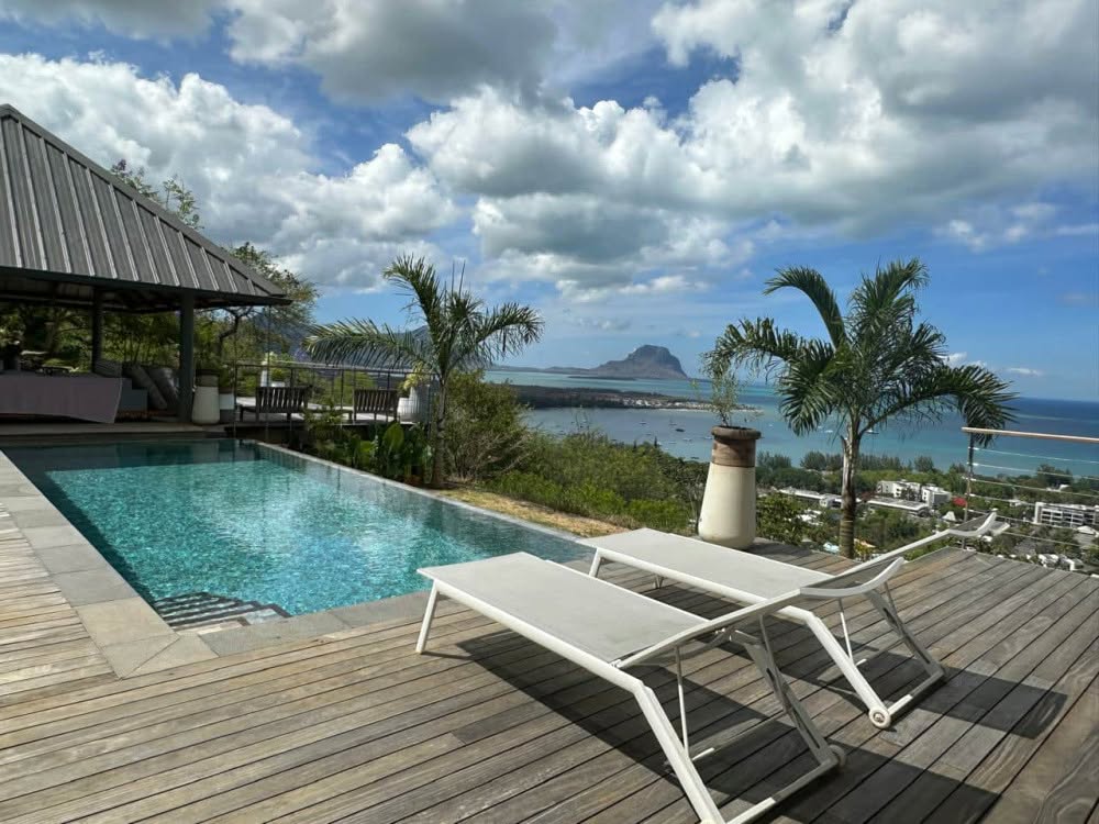 Luxury 5-Bedroom All En-Suite Villa with Lagoon Views – Black River