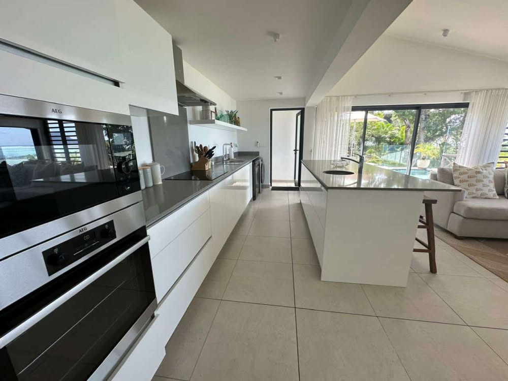 Luxury 5-Bedroom All En-Suite Villa with Lagoon Views – Black River — image 9