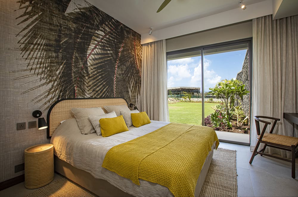 4 BEDROOM WITH PANORAMIC LAGOON VIEWS — image 8
