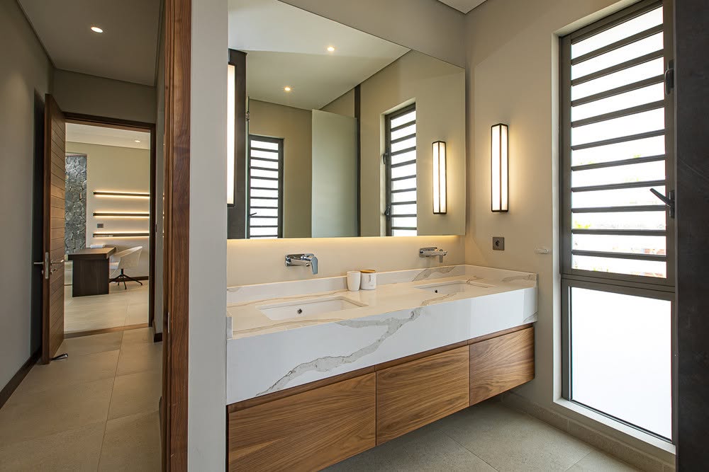 4 BEDROOM WITH PANORAMIC LAGOON VIEWS — image 5