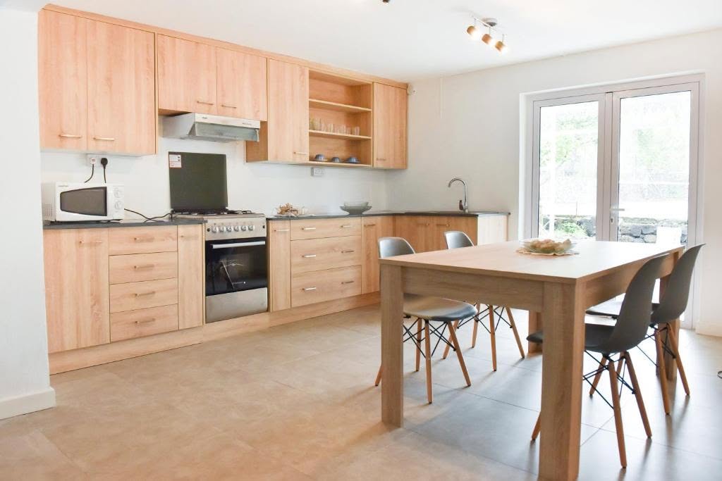 Estate Villa with Airbnb Guest Suites, Squash Courts & Sea Views - For sale - Tamarin — image 7