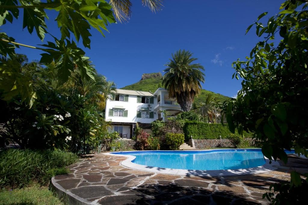 Estate Villa with Airbnb Guest Suites, Squash Courts & Sea Views - For sale - Tamarin — image 13