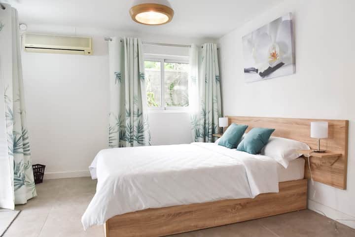 Estate Villa with Airbnb Guest Suites, Squash Courts & Sea Views - For sale - Tamarin — image 4