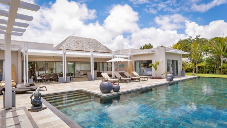 Exclusive 4-Bedroom Villa with Breathtaking Golf Views  — image 2