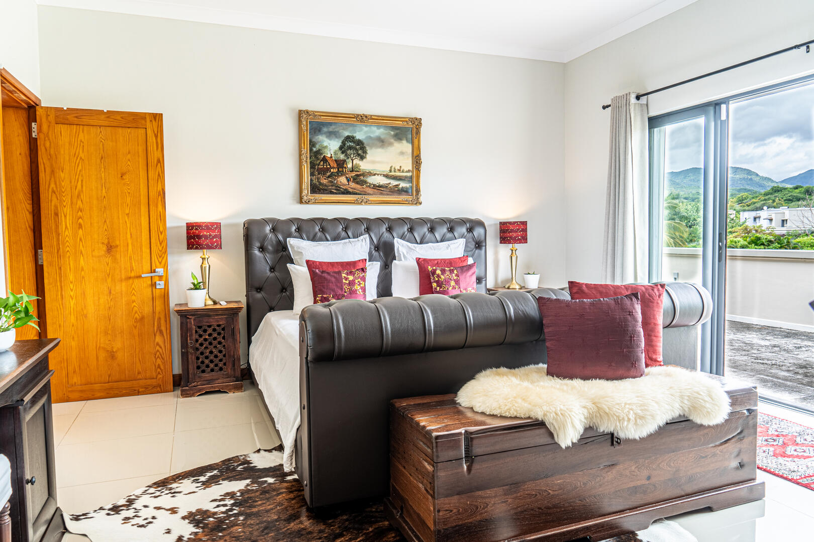 Sophisticated 5 Bedroom Villa in Black River — image 9
