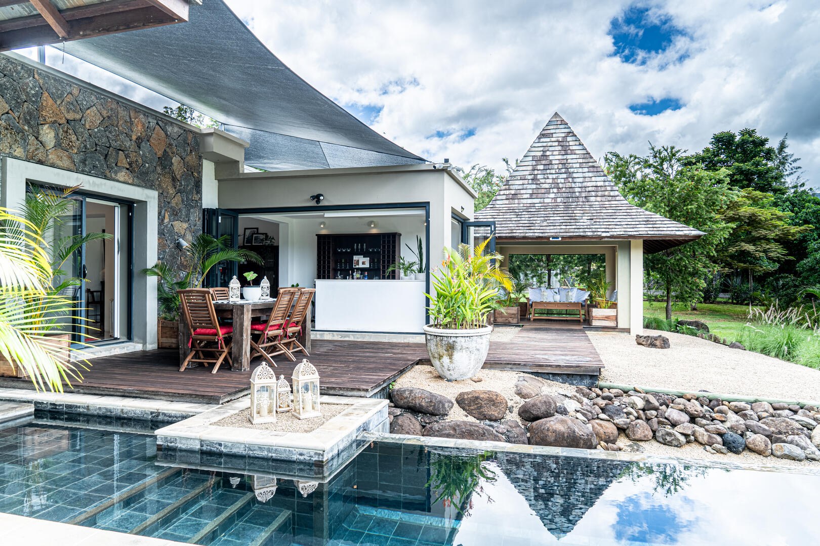 Sophisticated 5 Bedroom Villa in Black River — image 2