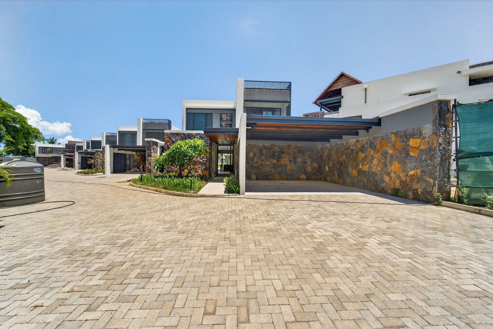 Exclusive Beachfront Villas - For Sale - Black River — image 3
