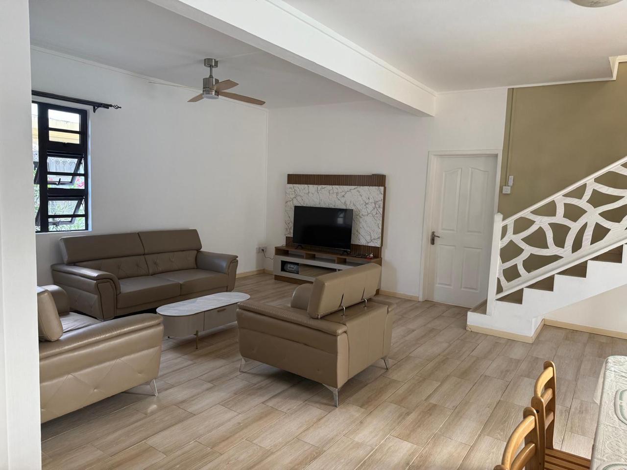 Spacious 4-Bedroom Family Home in Tamarin — image 3