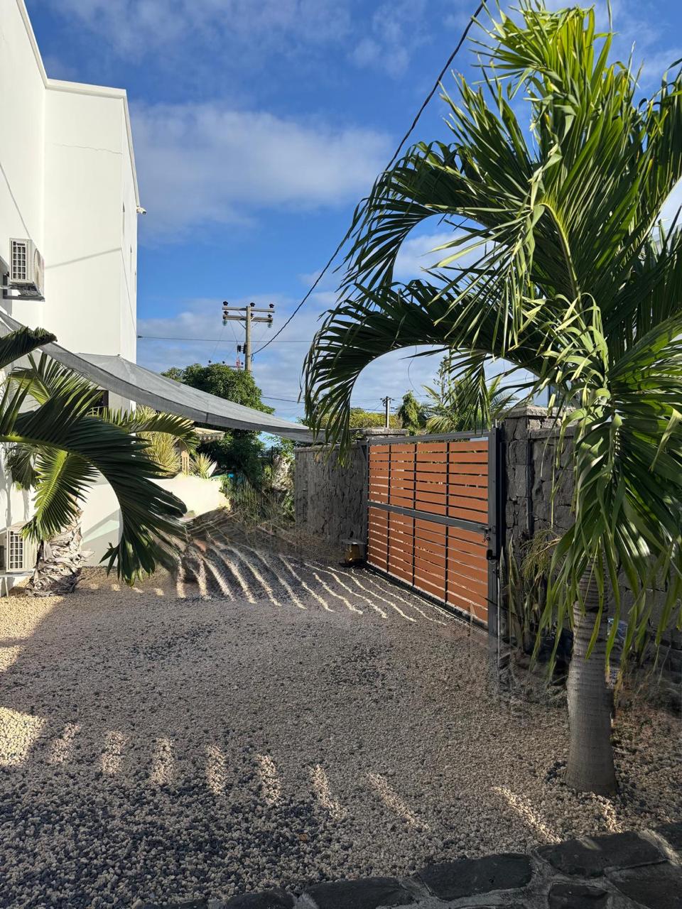 Spacious 4-Bedroom Family Home in Tamarin — image 2