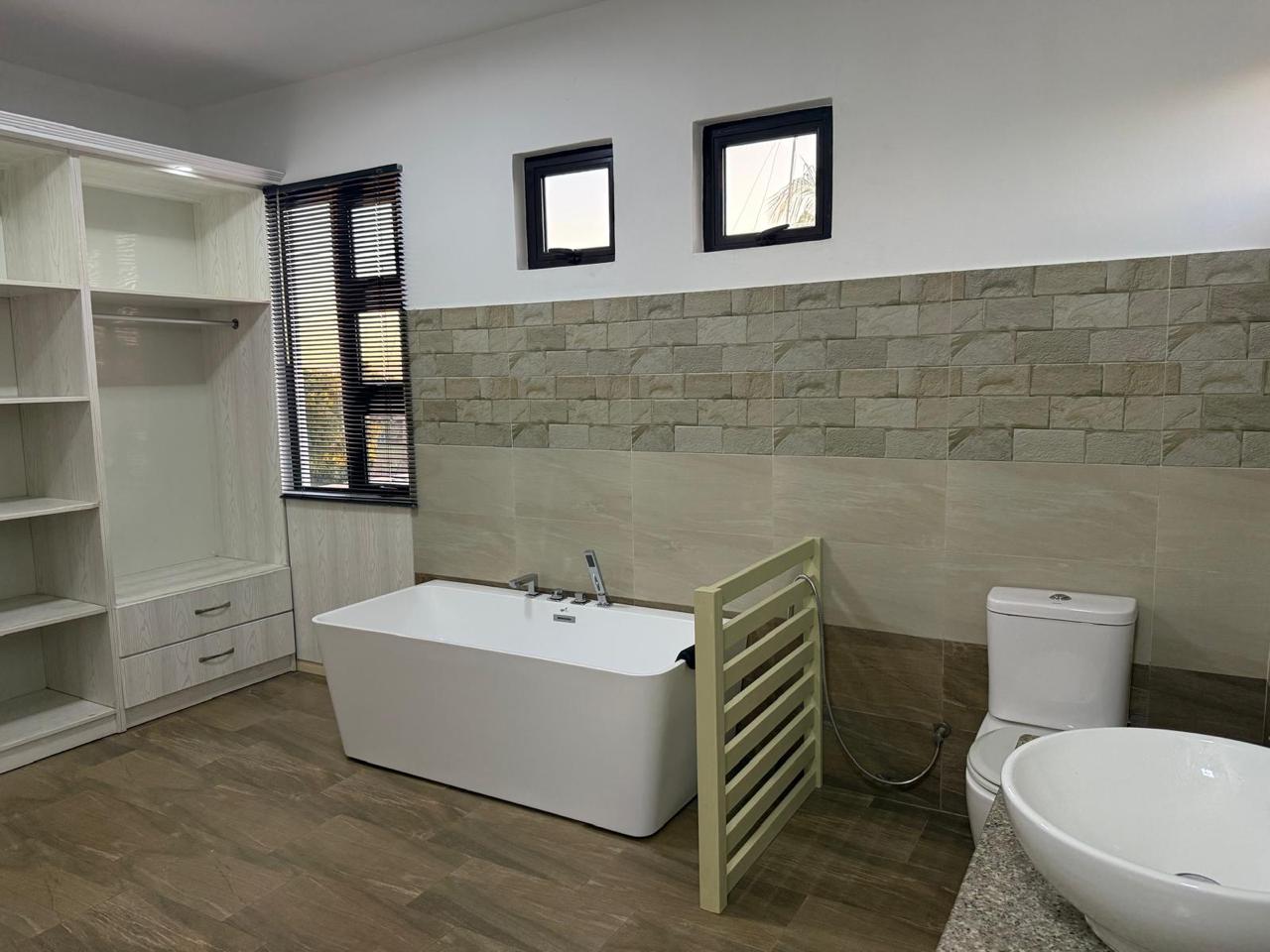 Spacious 4-Bedroom Family Home in Tamarin — image 8