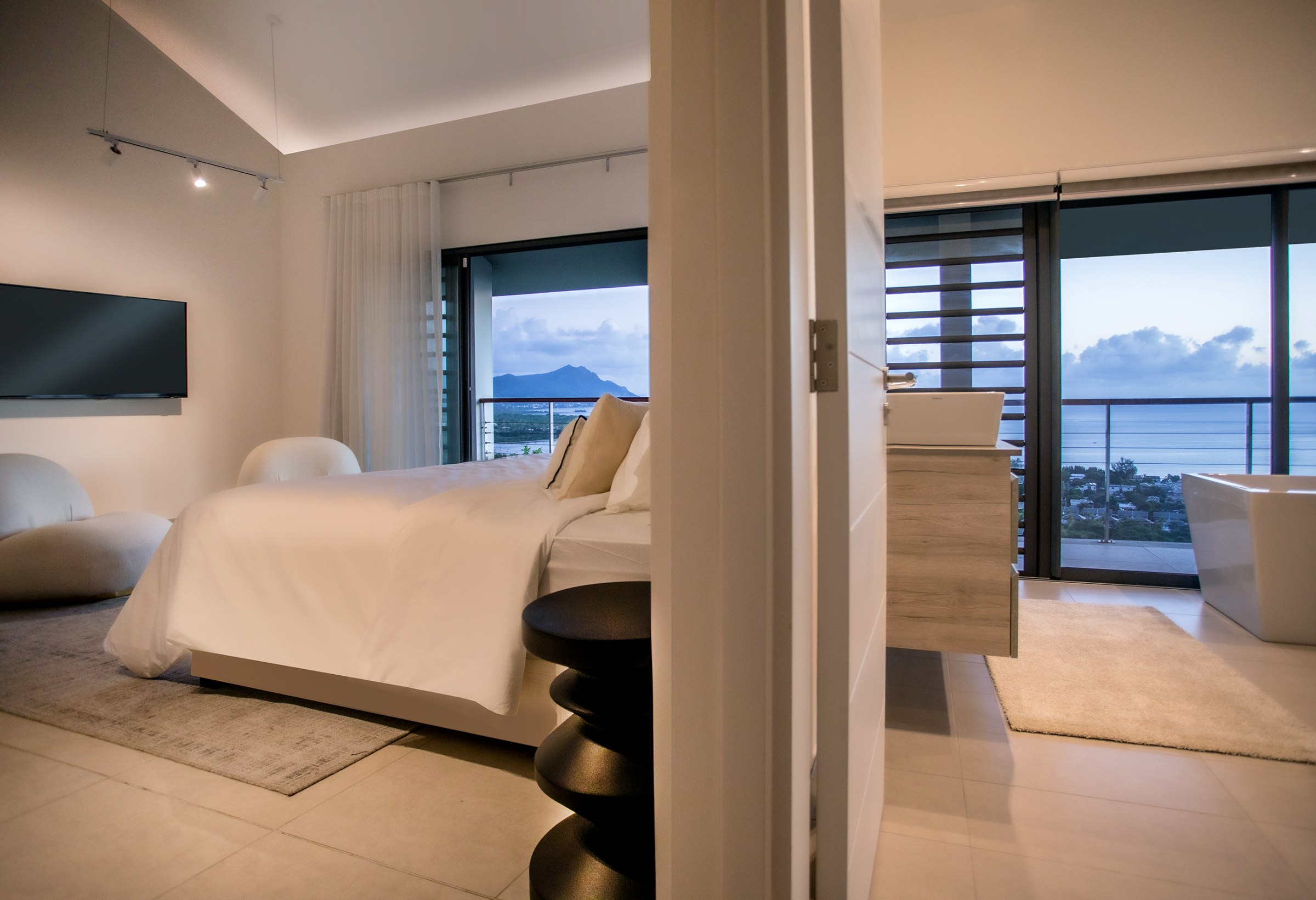 Luxurious 4-Bedroom Villa with Breathtaking Le Morne Views — image 10