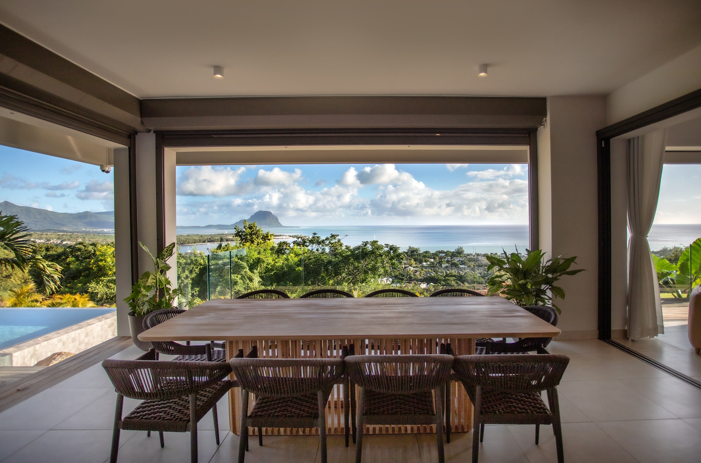 Luxurious 4-Bedroom Villa with Breathtaking Le Morne Views — image 6