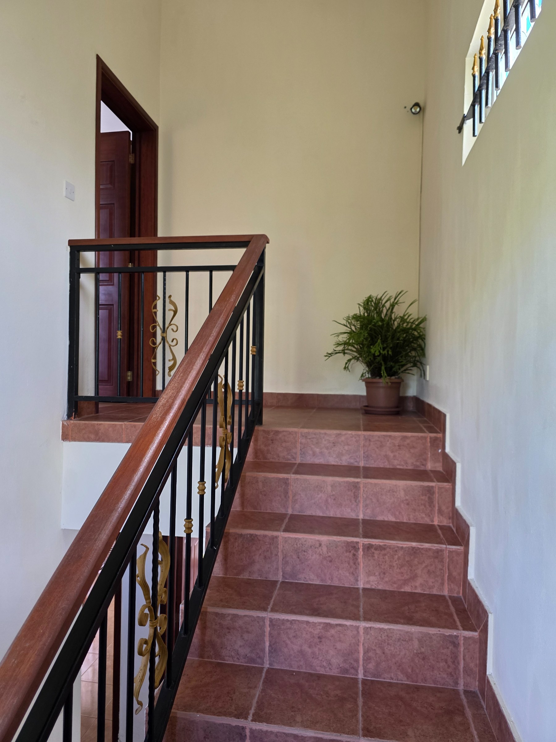 Fully Furnished 3-Bedroom Triplex for Rent — image 8