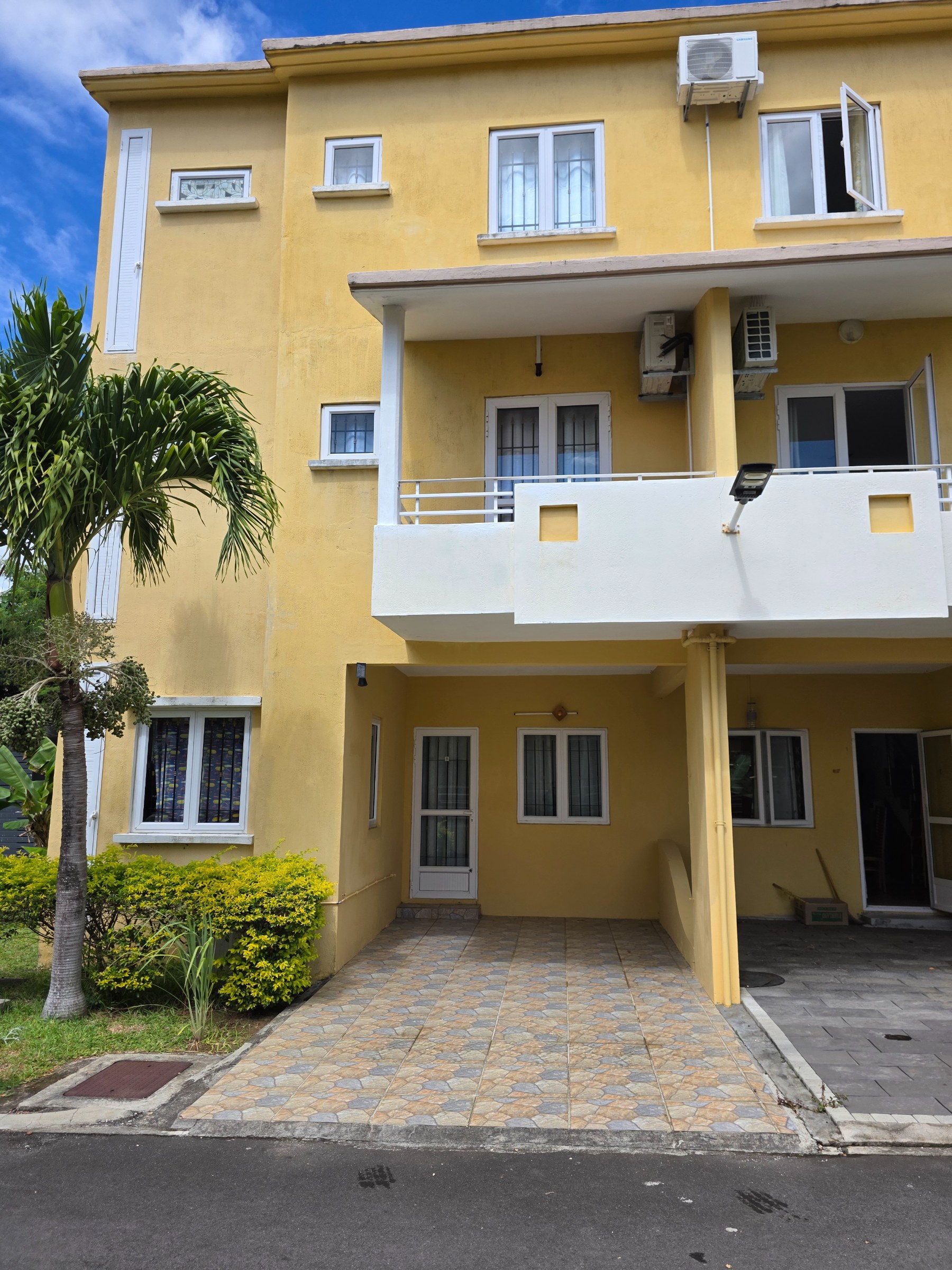 Fully Furnished 3-Bedroom Triplex for Rent — image 2