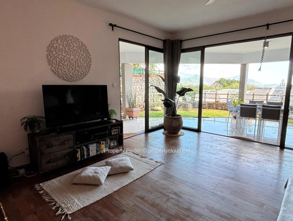Charming Ground-Floor Apartment with Lagoon and Le Morne Views in Black River — image 3