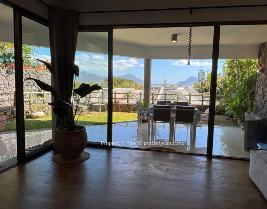 Charming Ground-Floor Apartment with Lagoon and Le Morne Views in Black River — image 10