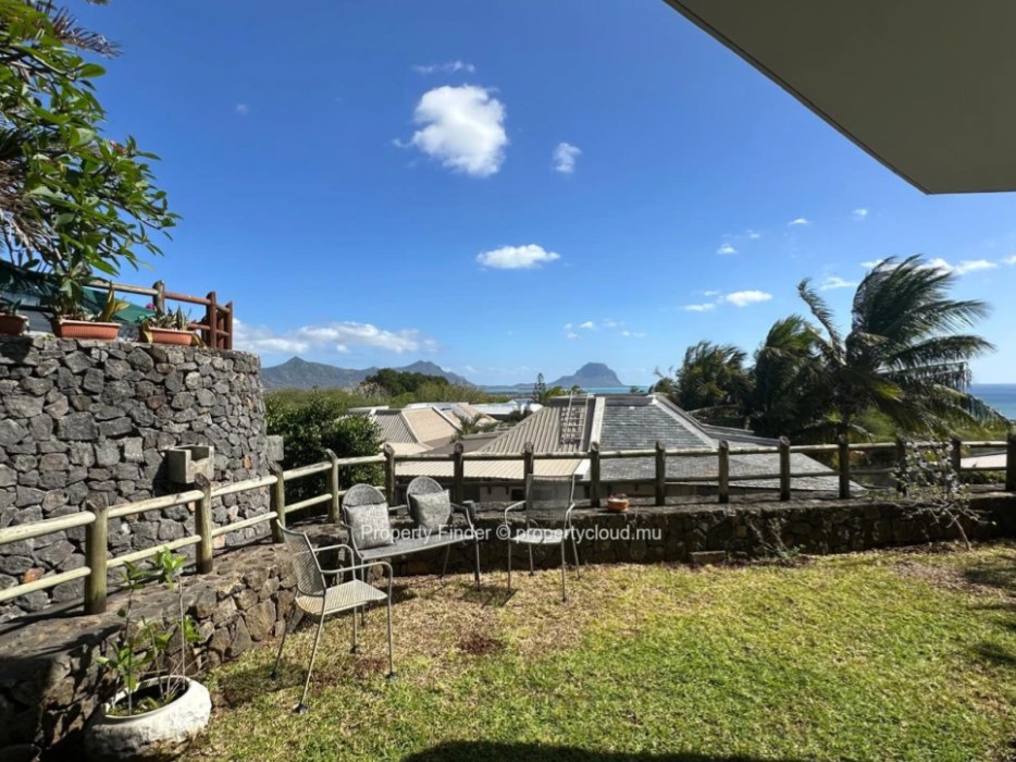 Charming Ground-Floor Apartment with Lagoon and Le Morne Views in Black River — image 7
