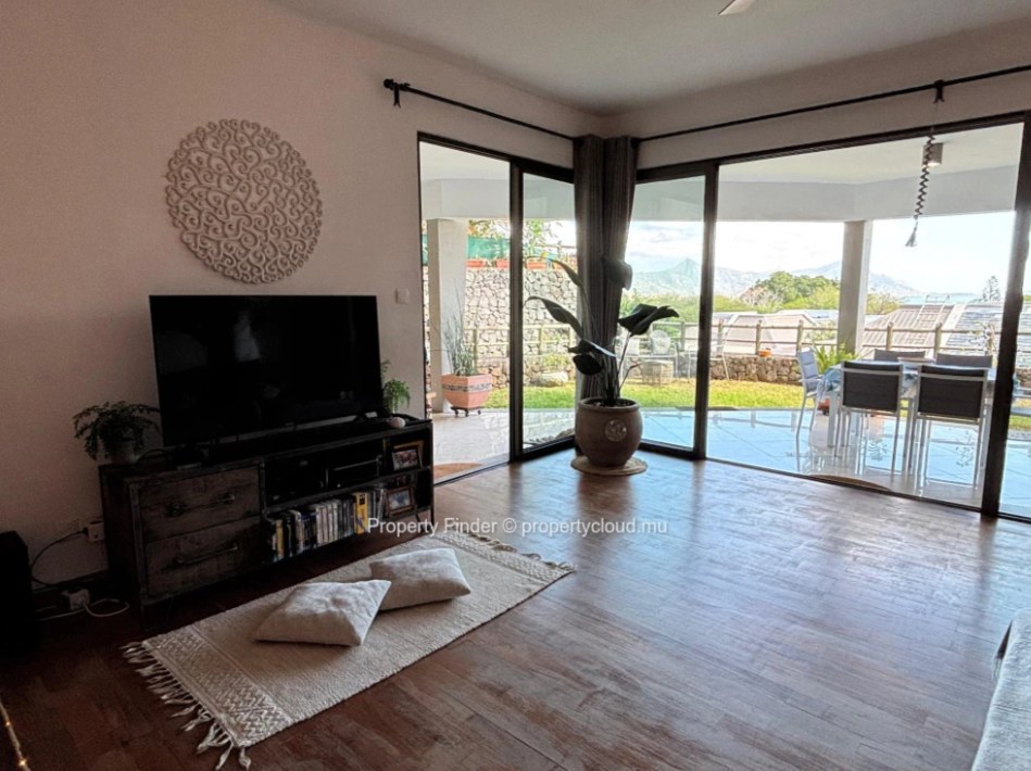 Charming Ground-Floor Apartment with Lagoon and Le Morne Views in Black River — image 4