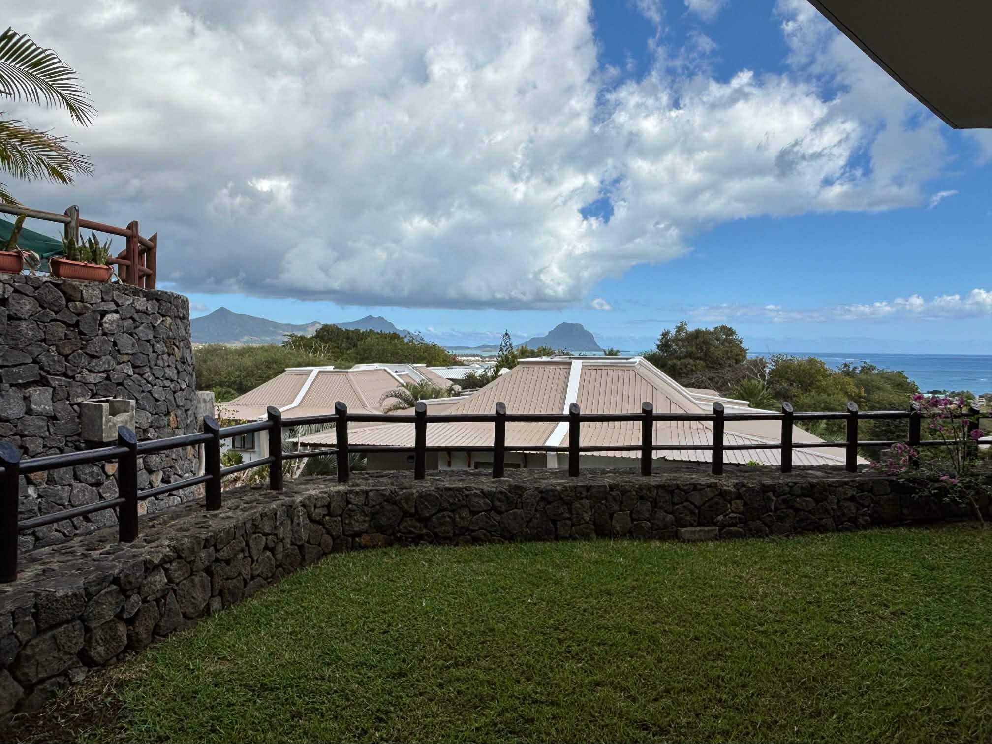 Charming Ground-Floor Apartment with Lagoon and Le Morne Views in Black River — image 2
