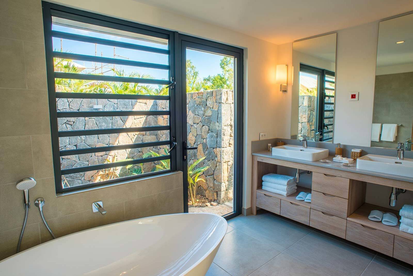 Luxury 3-Bedroom Villa with Private Pool in Rivière Noire — image 8