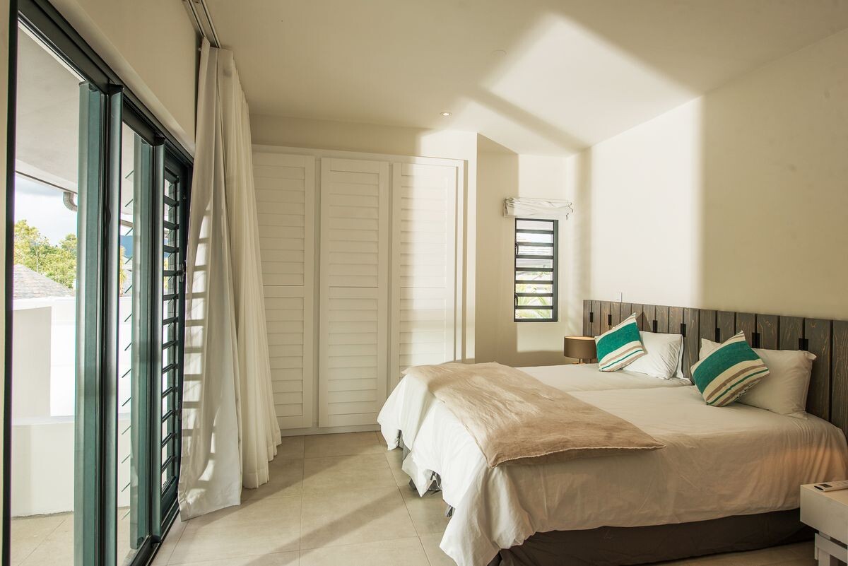 Luxury 3-Bedroom Villa with Private Pool in Rivière Noire — image 11