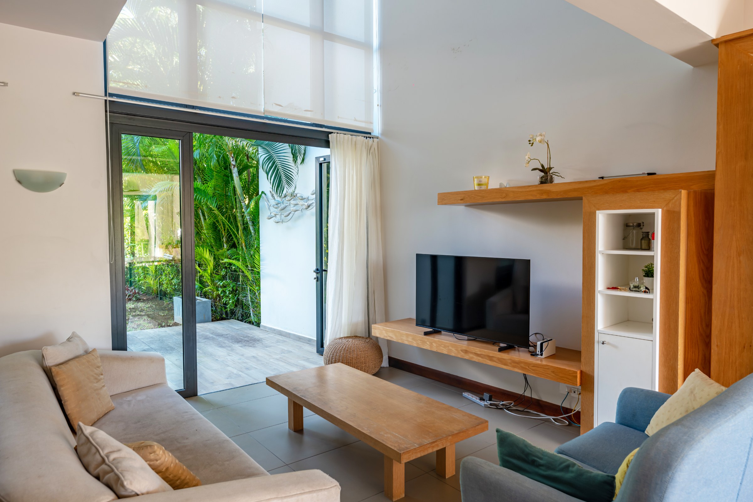 Beautifully  3-Bedroom Townhouse with Sea Views & Private Garden — image 6
