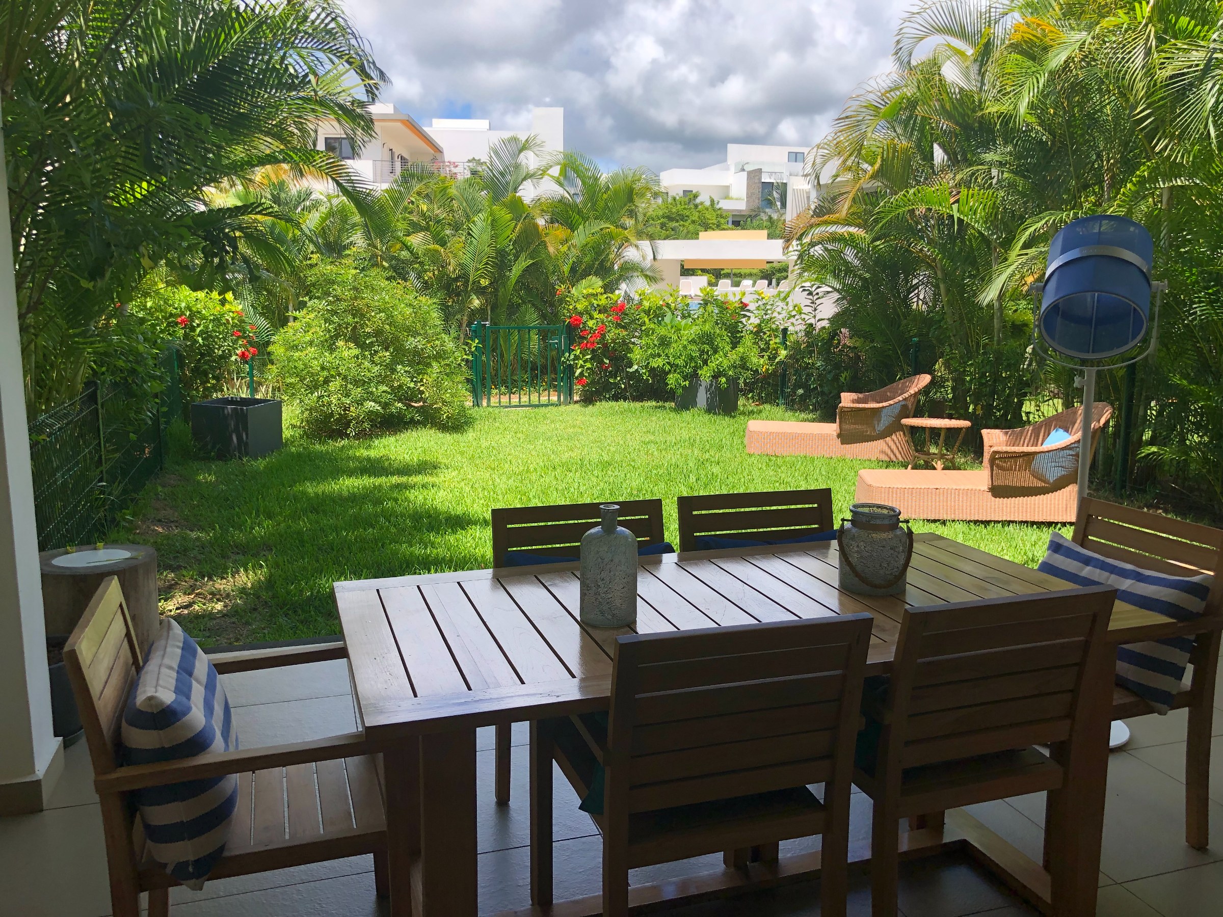 Beautifully  3-Bedroom Townhouse with Sea Views & Private Garden — image 1