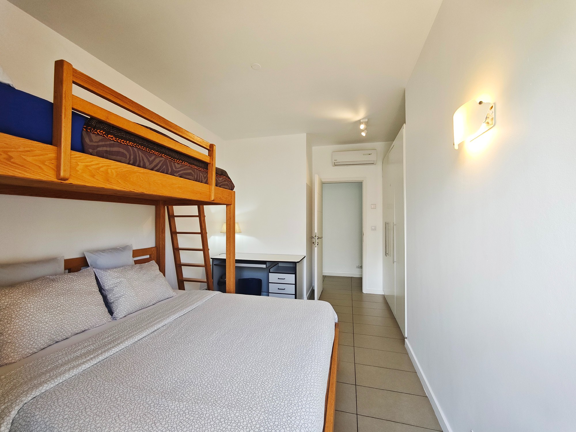 3-Bedroom Ground Floor Apartment with Private Garden — image 3