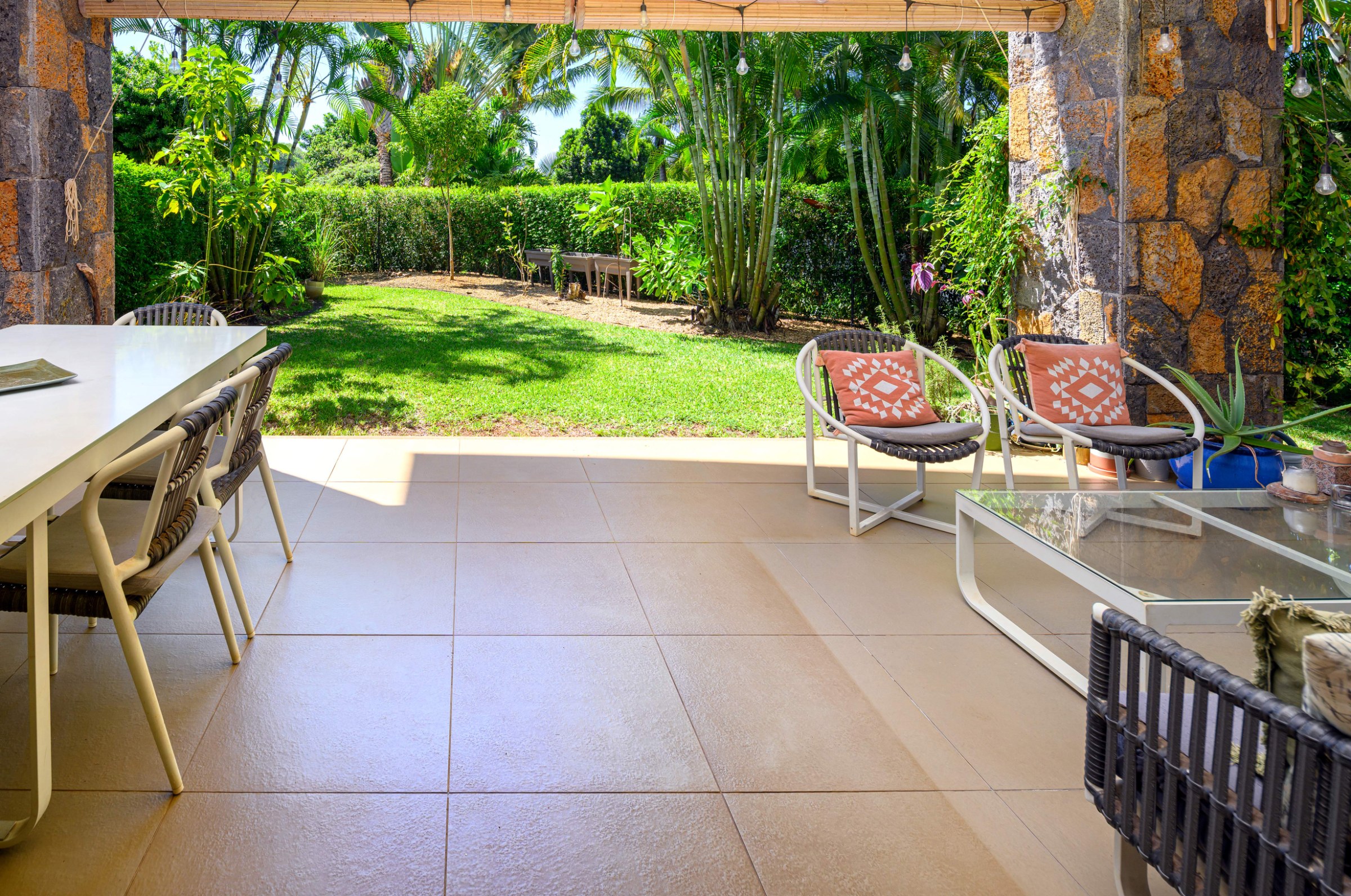 3-Bedroom Ground Floor Apartment with Private Garden — image 1