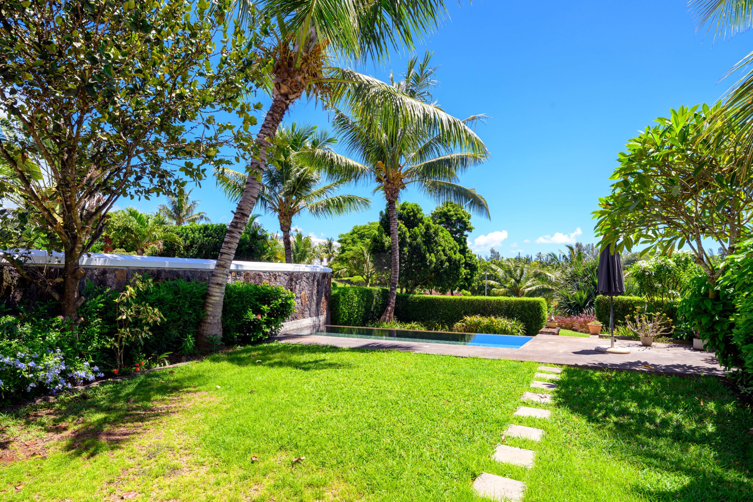 4-Bedroom Townhouse with Private Pool — image 1