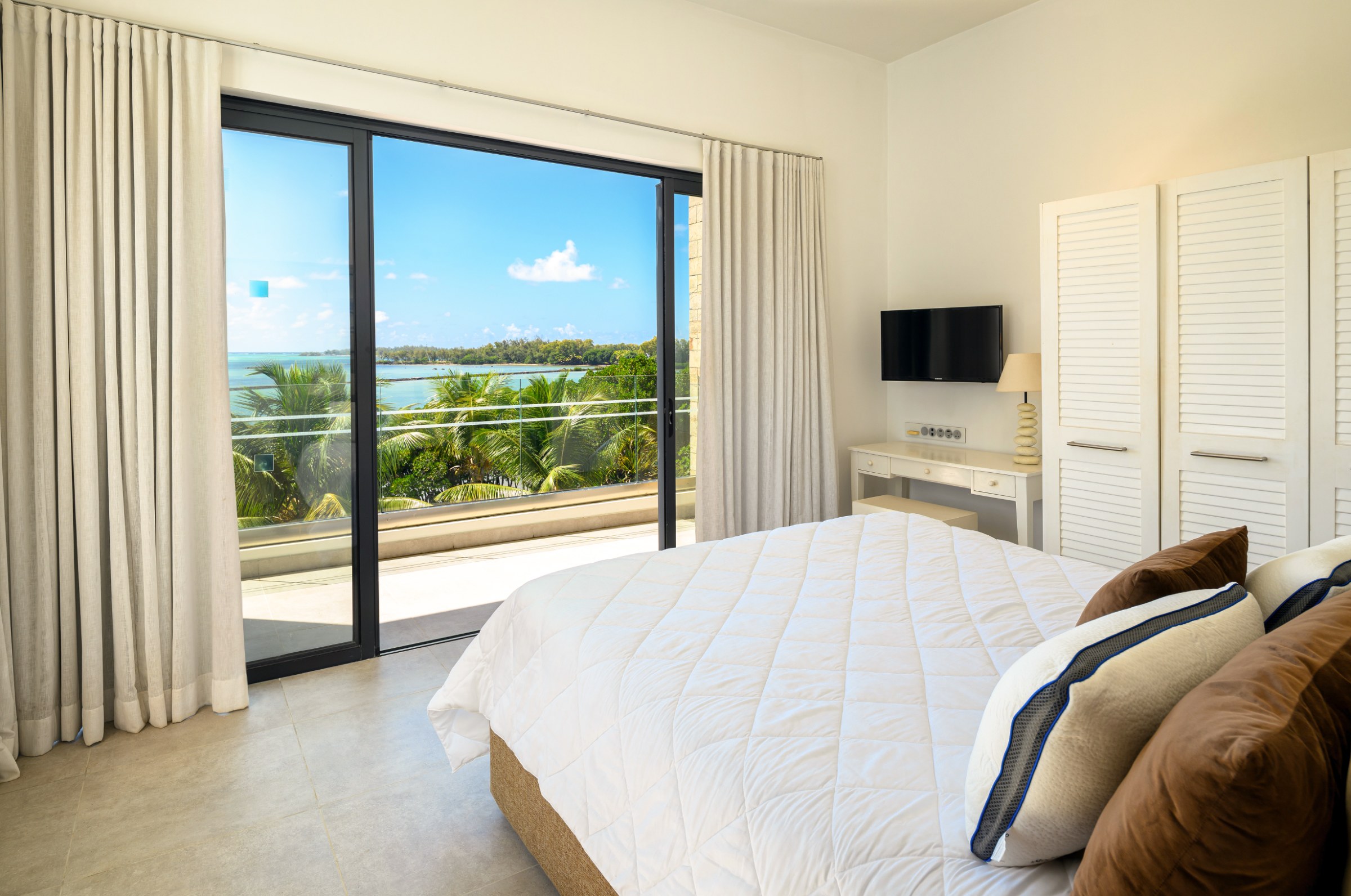 4-Bedroom Townhouse with Sea Views — image 3