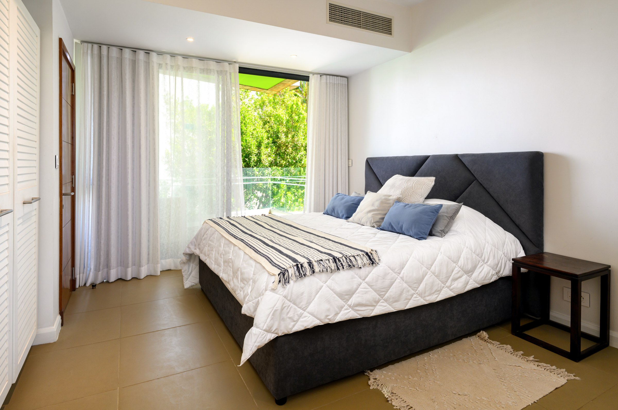 4-Bedroom Townhouse with Sea Views — image 6