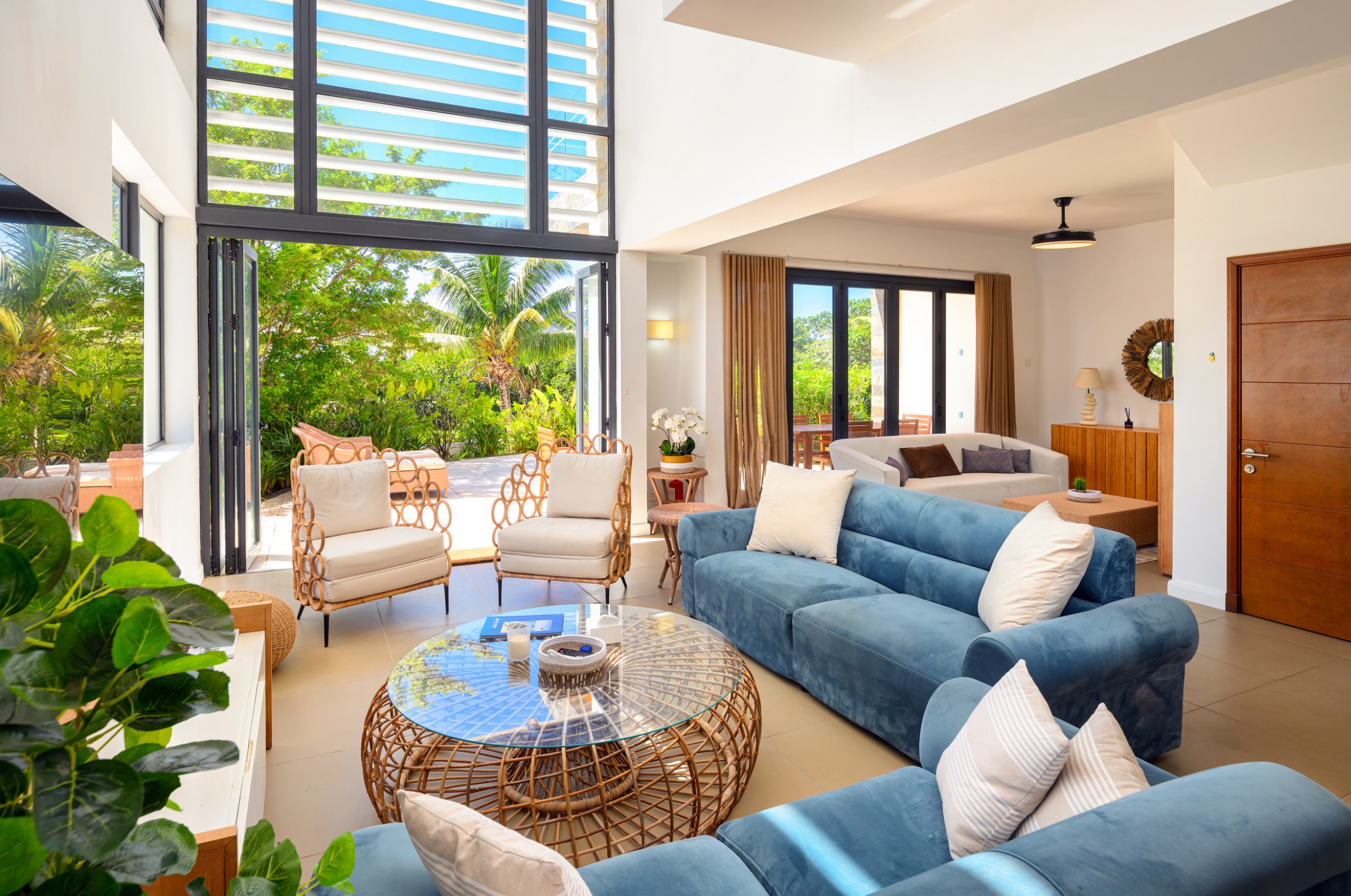 4-Bedroom Townhouse with Sea Views — image 2