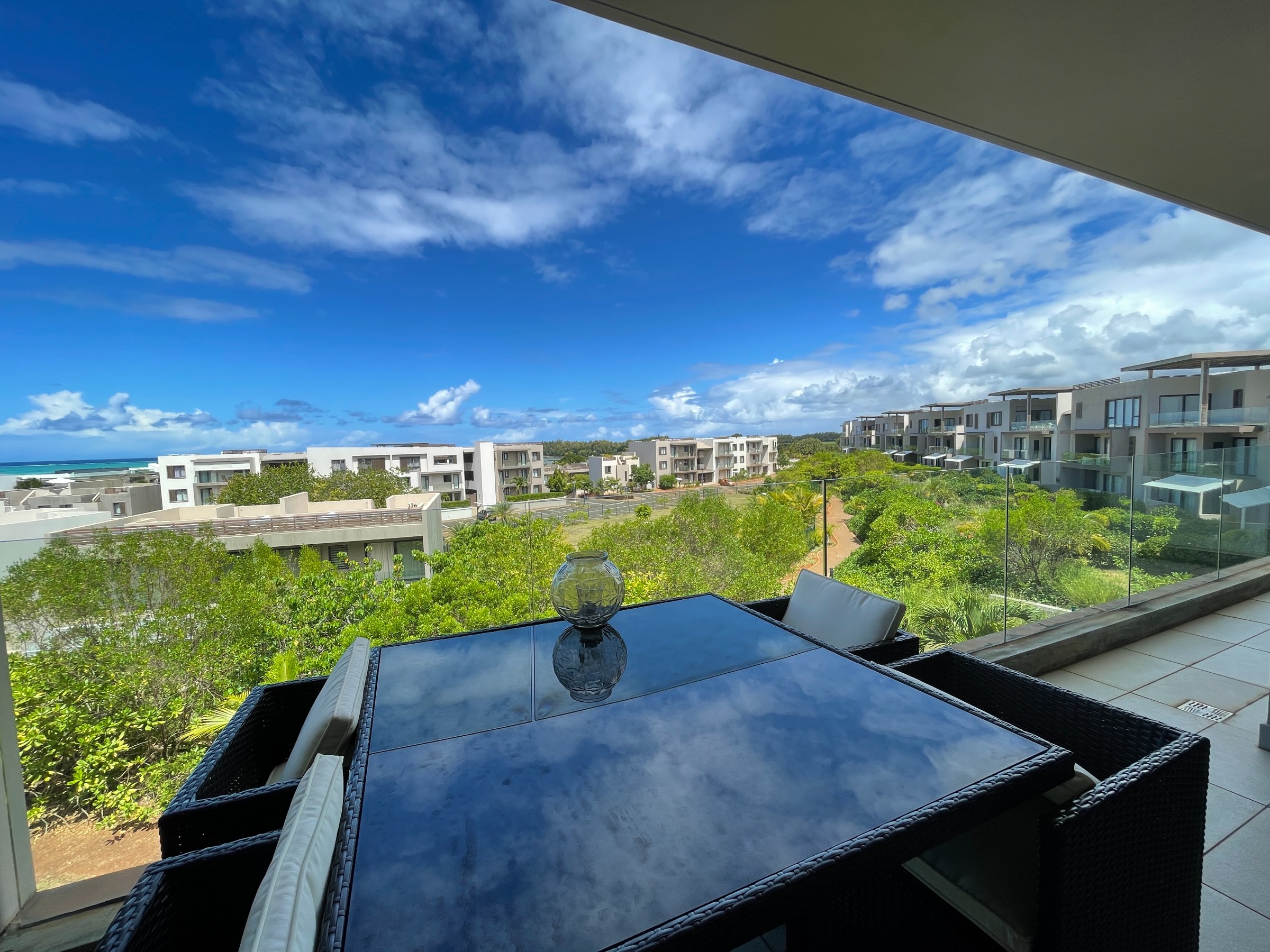 3-Bedroom Apartment with Sea Views — image 1
