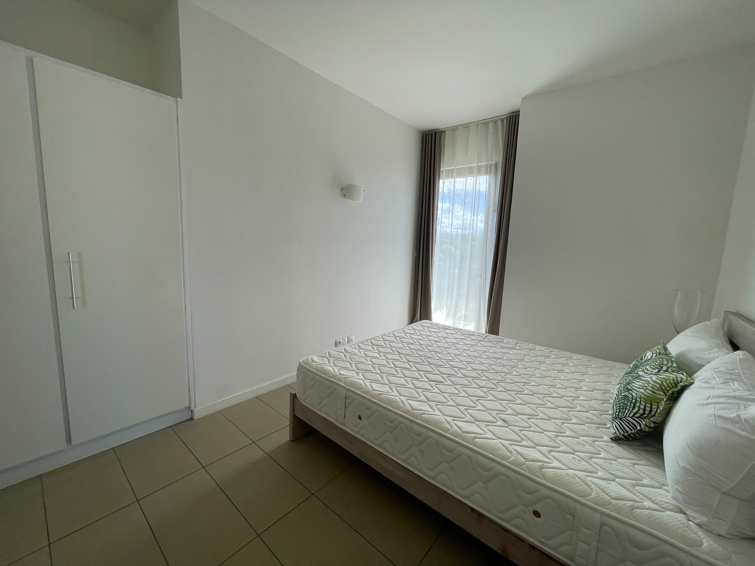 3-Bedroom Apartment with Sea Views — image 3