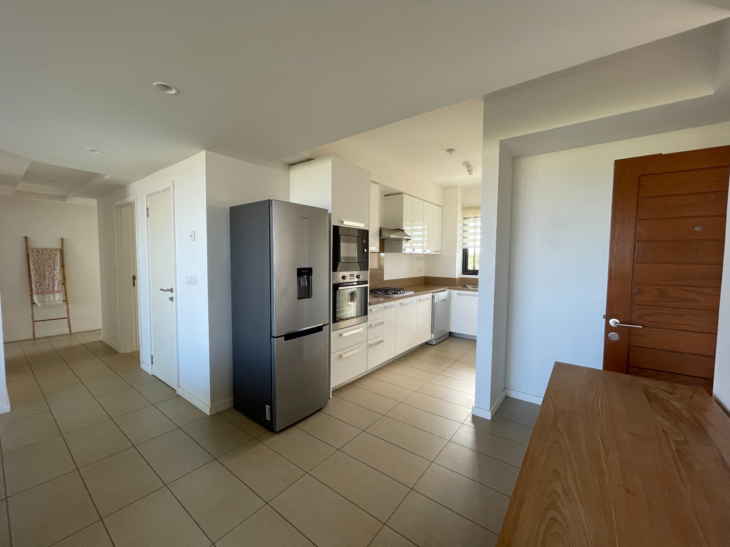 3-Bedroom Apartment with Sea Views — image 4