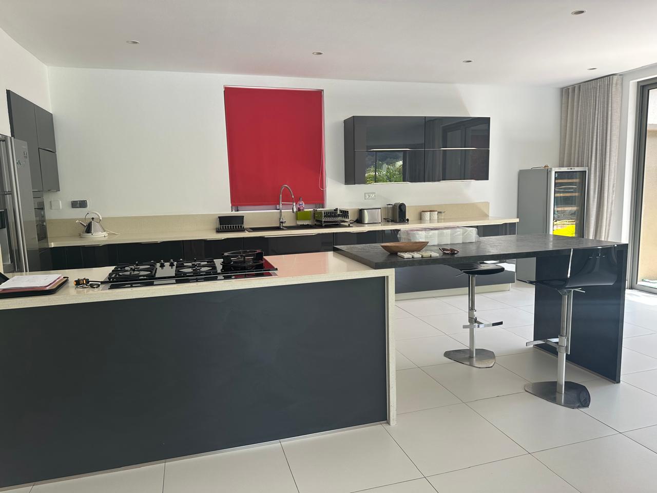 Spacious 5-Bedroom En-Suite Villa for Rent — image 2