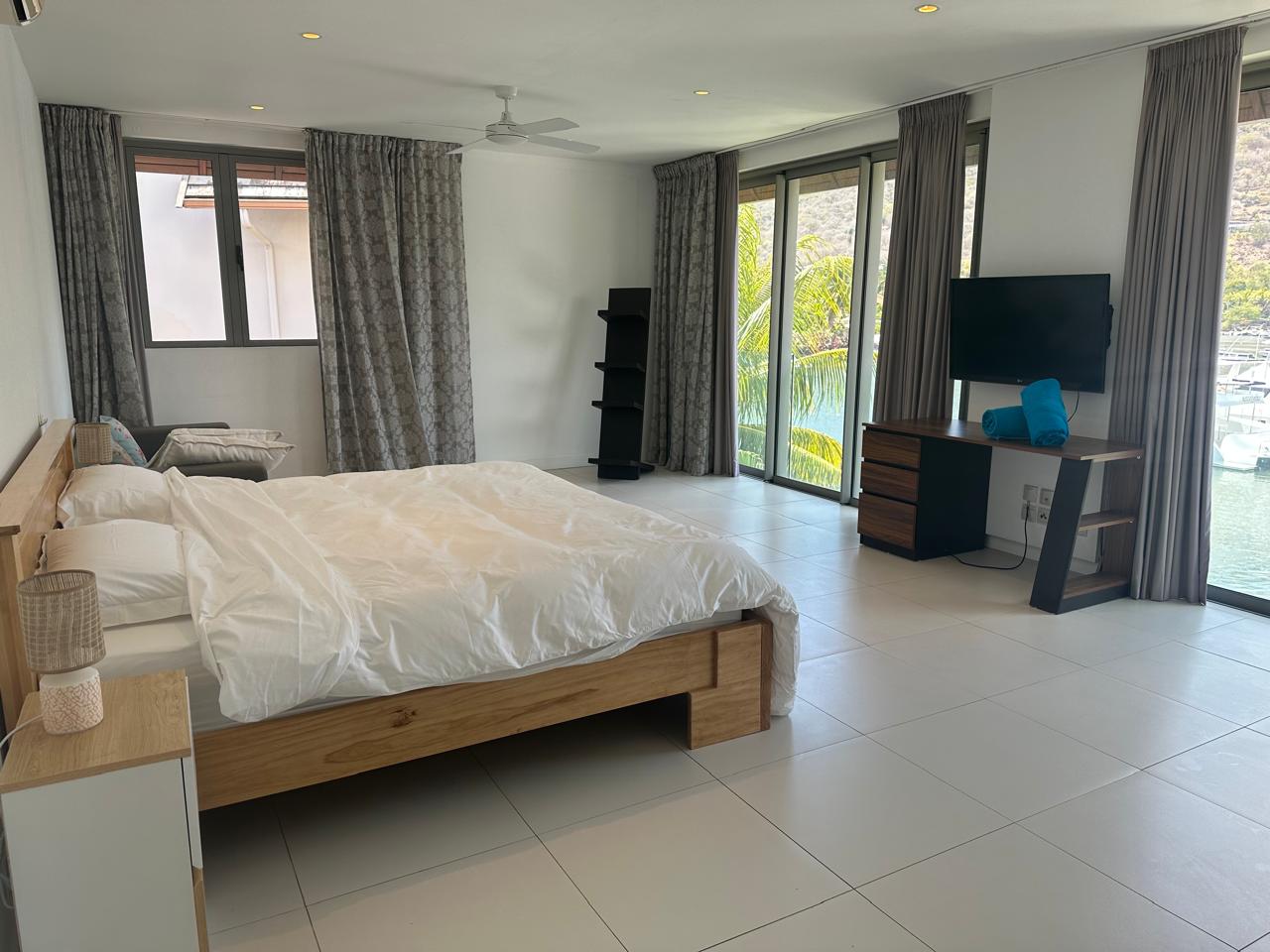 Spacious 5-Bedroom En-Suite Villa for Rent — image 9