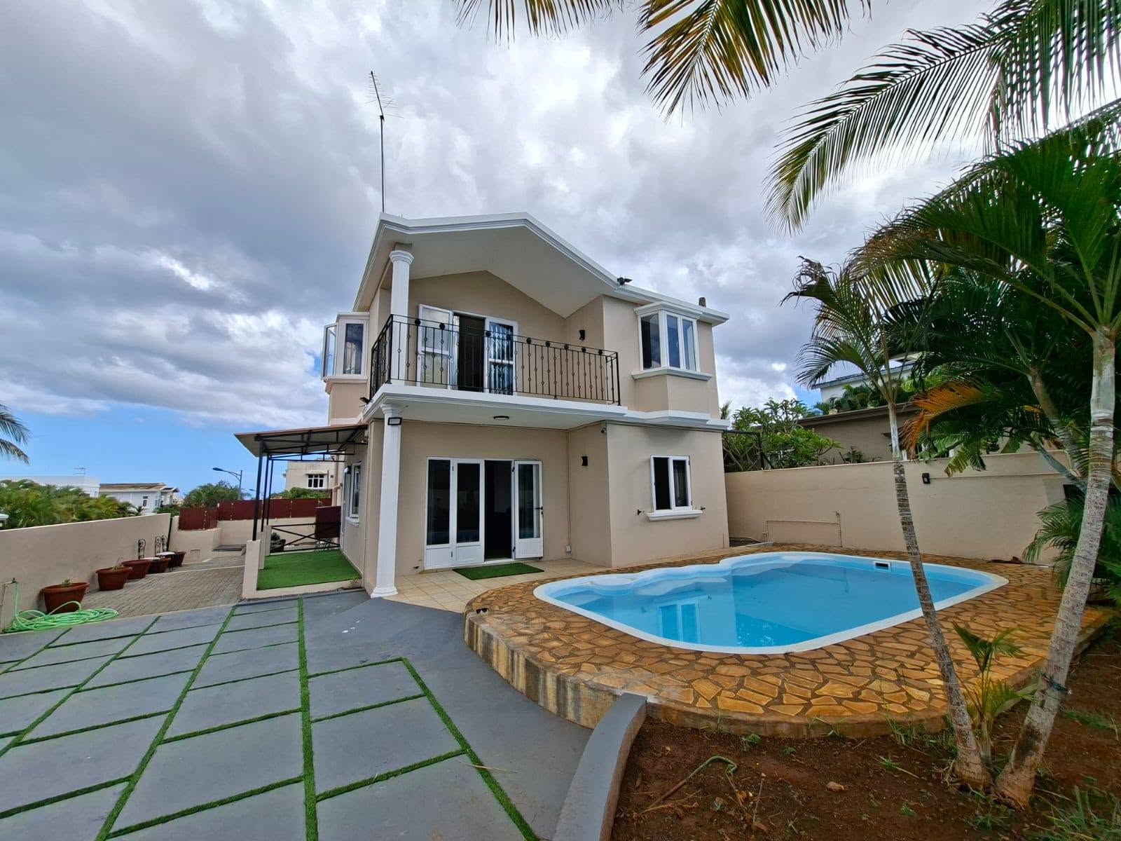 3-bedroom House With Swimming Pool in Flic en Flac — image 1